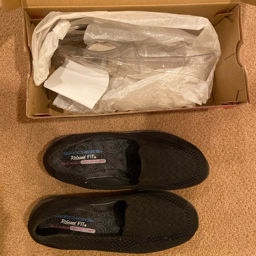 New in box sketchers memory foam flats